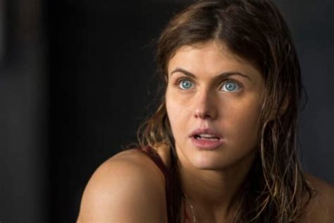 alexandria nude|Alexandra Daddario Shares Artistic Nude Picture on Instagram。